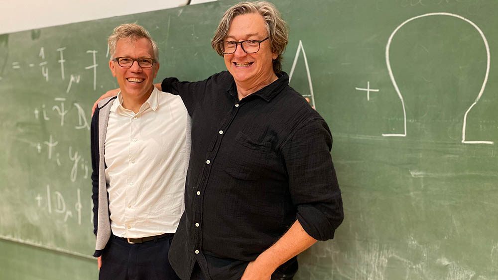 Pastor Frank Engelbrecht (li.) und Physiker Christian Schwanenberger am DESY-Institut