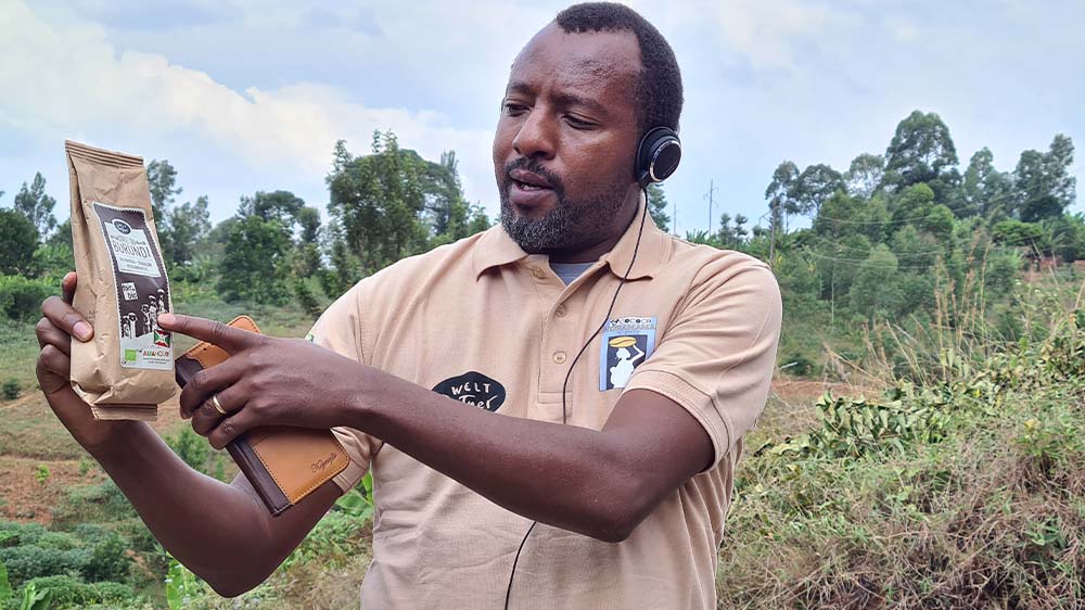 Image - Landwirt aus Burundi mit Kaffee aus dem “Garten”