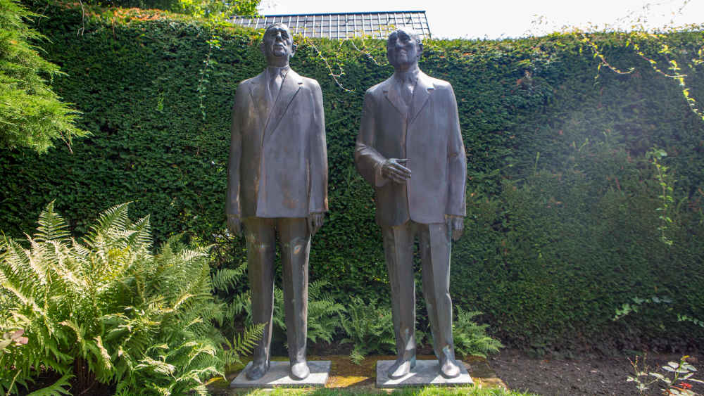 Die Statuen De Gaulle und Adenauer des ungarischen Bildhauers Imre Varga im Garten des Adenauer-Hauses