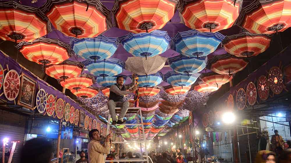 Für den Geburtstag Mohammeds werden die Straßen im pakistanischen Lahore geschmückt