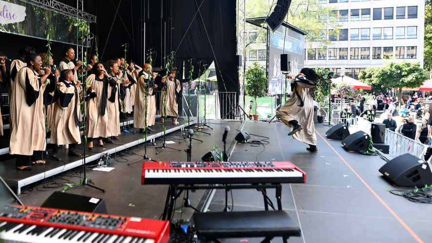 Beim Gospelkirchentag wird in der Innenstadt von Essen kräftig gesungen