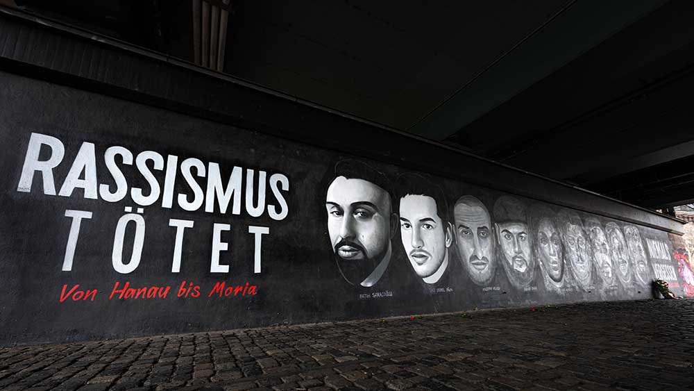 Das Graffito zeigt die Opfer des Anschlags vom Februar 2020 (Archiv)