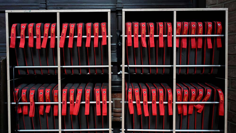 Akku beheizte Sitzkissen, die im Winter an die Gottesdienstbesucher ausgeteilt werden koennen, in der evangelischen St. Nicolai Kirche in Lüneburg