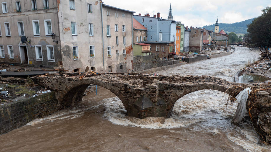 Die Wassermassen reißen alles mit, hier im polnischen Ladek Zdroj (Archivbild)