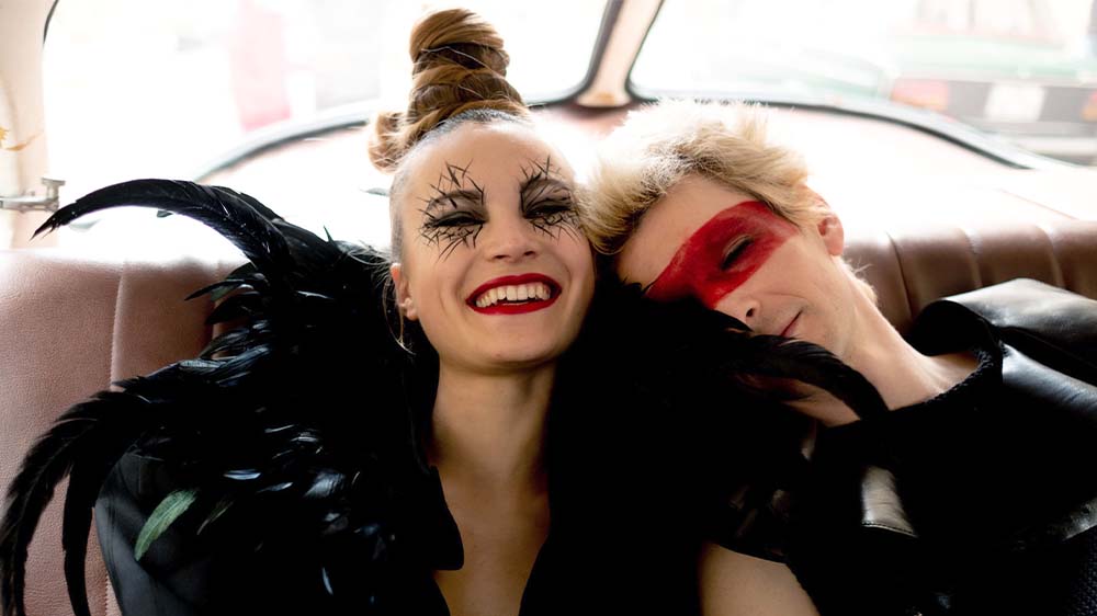 Fashion-begeistert: Suzie (Marlene Burow) und Rudi (Sabin Tambrea)