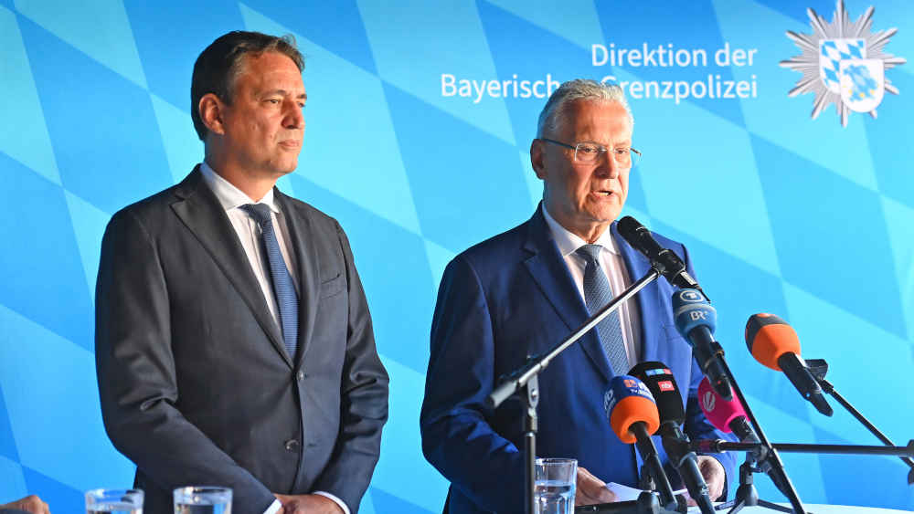 Der bayerische Innenminister Joachim Herrmann (rechts) will eine Verschärfung des Sicherheitskonzepts überprüfen lassen