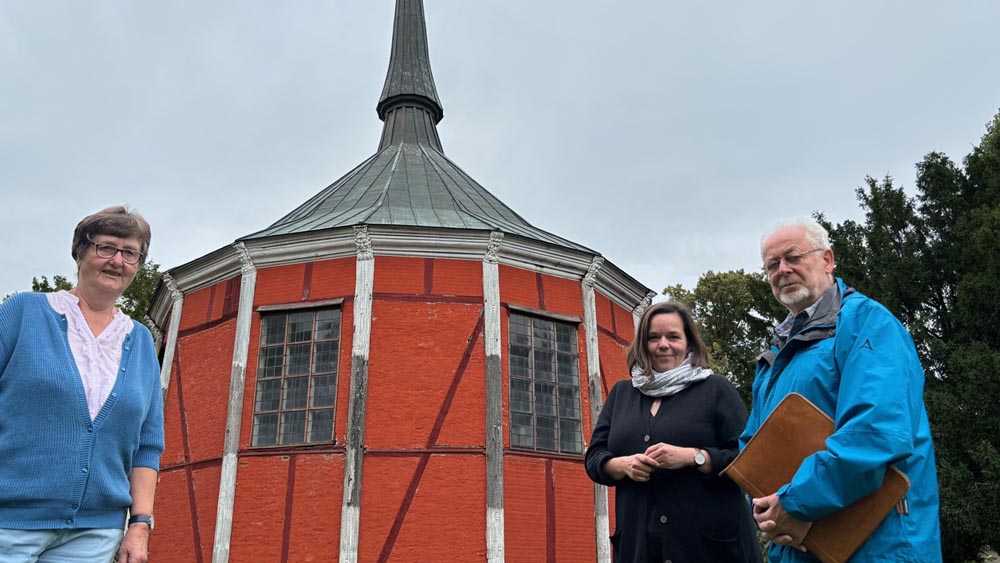 Engagieren sich zusammen mit vielen anderen für den Erhalt der Kapelle Griebenow: Christine Rusch, Pastorin Anne-Rose Wergin und Michael Markwardt