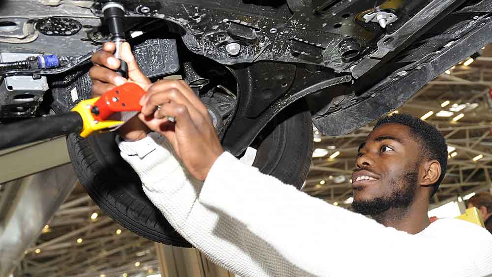 Von Kfz-Mechatroniker bis zu Gesundheitsberufen: Im vergangenen Jahr sind so viele ausländische Berufsabschlüsse anerkannt worden wie nie zuvor