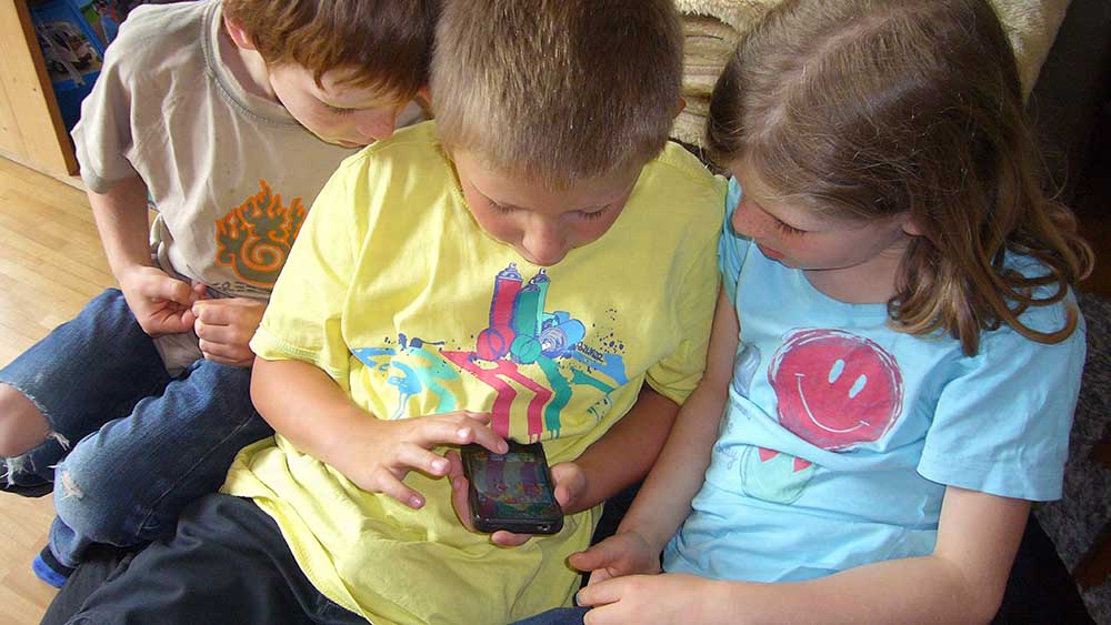 Auch manche Kinder könne ihr Smartphone nicht aus der Hand legen (Symbolfoto)