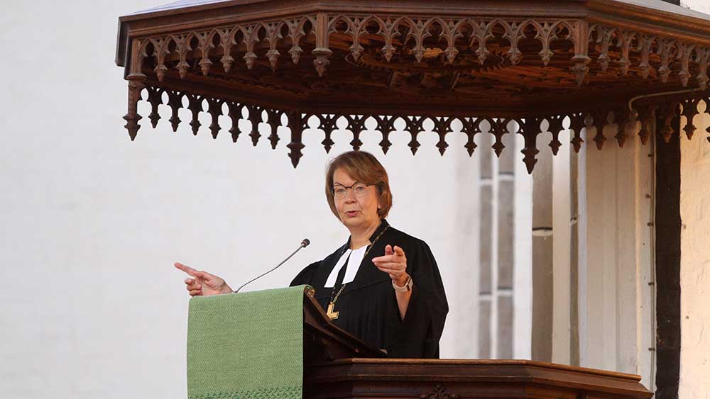 Nordkirchen-Landesbischöfin Kristina Kühnbaum-Schmidt auf der Kanzel des Schweriner Doms, einer ihrer Predigtstätten