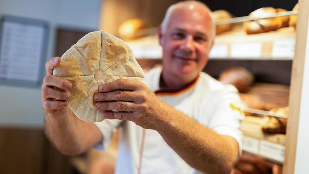 Bäcker Matthias Schwehr mit seinem "Brot Christi"