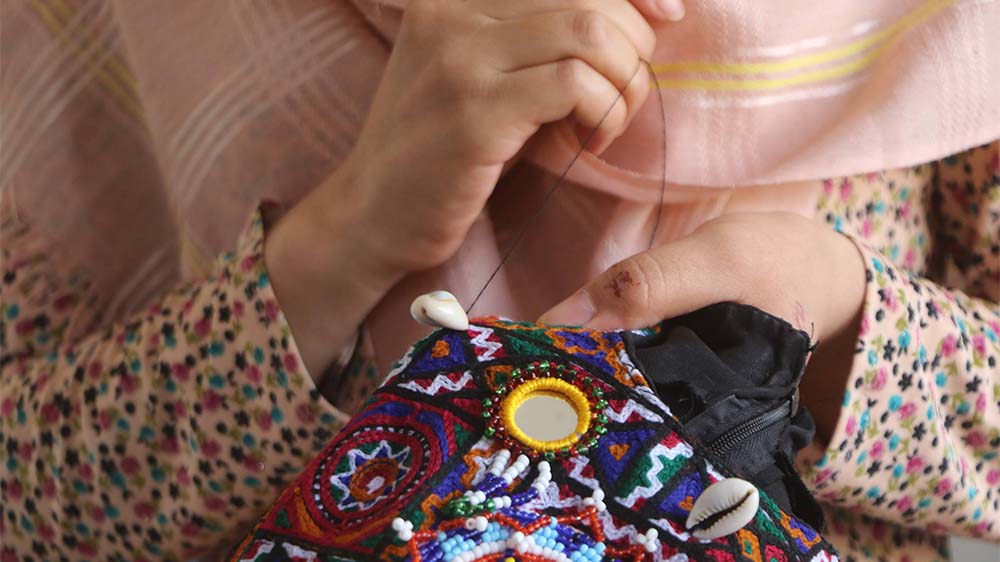 Die Erlöse des Modellabels sollen Unterricht für Mädchen ermöglichen