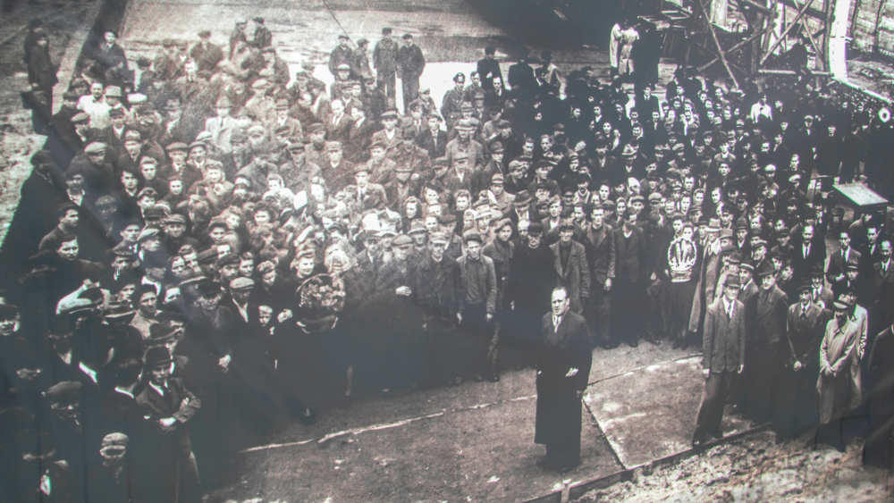 Oskar Schindler (Vordergrund Mitte) mit seinen Arbeitern in der Emaillefabrik an der Ul. Lipowa 4 in Krakau, Polen (Foto um 1940)