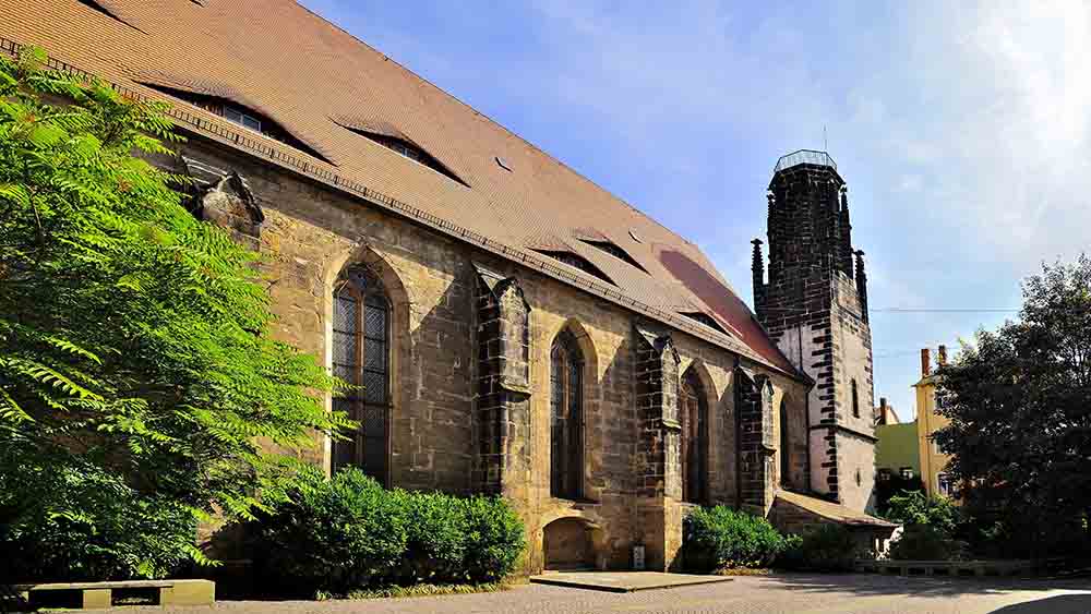 Die Ausstellung über Geflüchtete wird jetzt in der Klosterkirche von Pirna gezeigt