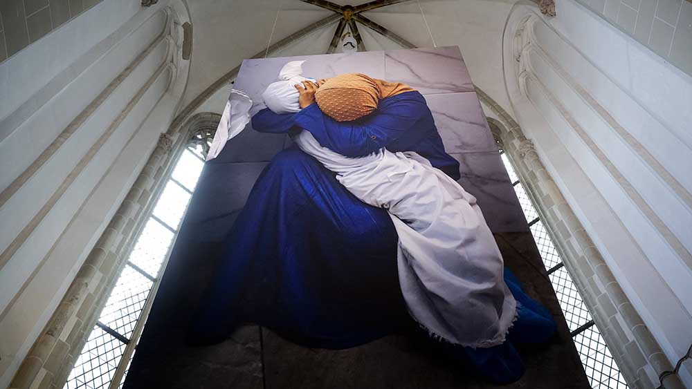 Das beste Pressefoto stammt vom palästinensischen Fotografen Mohammed Salem, hier zu sehen in einer Amsterdamer Kirche