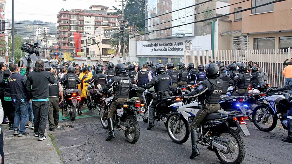 Brutales Vorgehen der Polizei bei einer Demonstration gegen den Bergbau vor dem Umweltministerium in der Hauptstadt Quito