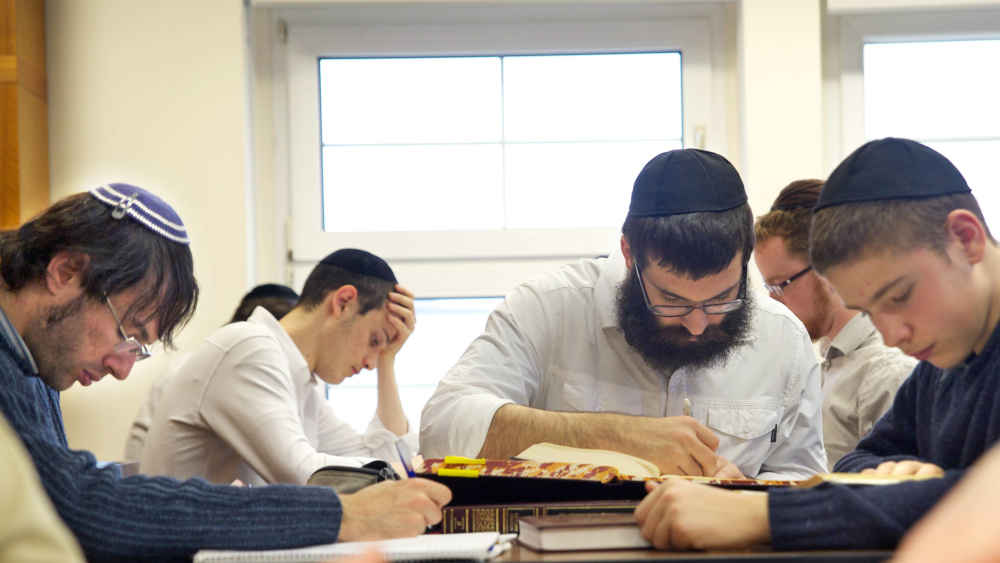 Studenten der Yeshiva Gedola Rabbinerausbildung am 07.11.2012 im Jüdischen Bildungszentrum in Berlin. Zwar werden schon seit Jahrzehnten Frauen Rabbinerinnen, nur sind es im Vergleich deutlich weniger