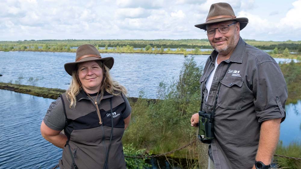Ranger Anika Wangemann (42) und Hauke Hintz (52) im Quickborner Himmelmoor