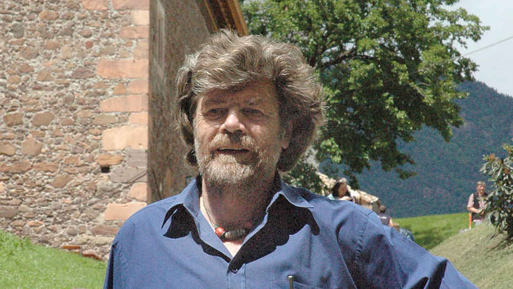 Der Extrem-Bergsteiger Reinhold Messner vor seiner Burg Sigmundskron bei Bozen (Archivbild)