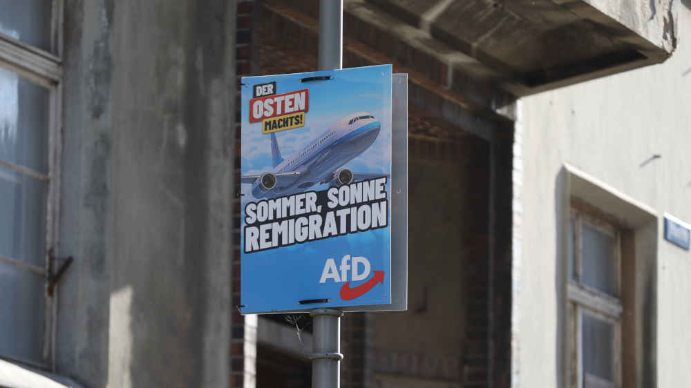 AfD-Wahlplakat im thüringischen Altenburg mit der Aufschrift "Der Osten machst - Sommer, Sonne, Remigration"