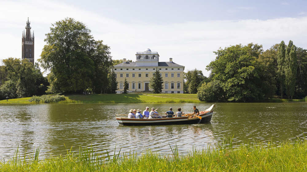 Das Schloss Wörlitz und die St. Petri Kirche am Wörlitzer See im Dessau-Wörlitzer Gartenreich, Sachsen-Anhalt