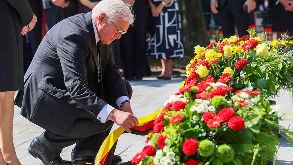 Bundespräsident Frank-Walter Steinmeier legte in Solingen einen Kranz nieder