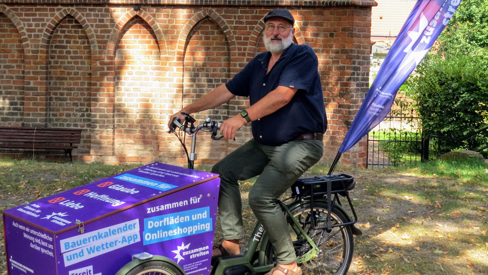 Superintendent des Kirchenkreises Mittelmark Brandenburg Thomas Wische auf dem Lastenfahrrad "TheodoraD"