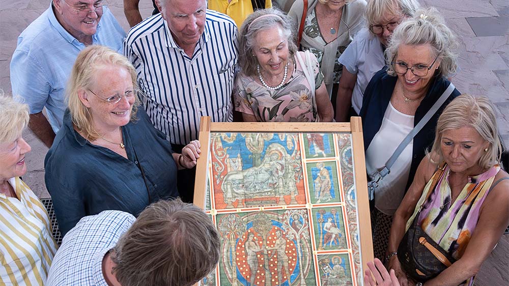 Mit Hilfe eines Spiegelwagens können die Besucher einen bequemen Blick auf die Kastendecke von St. Michaelis werfen