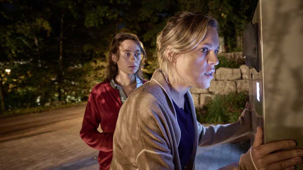 Lisa Kranz (Mercedes Müller) und Maria Kranz (Anne Haug) auf der Lauer