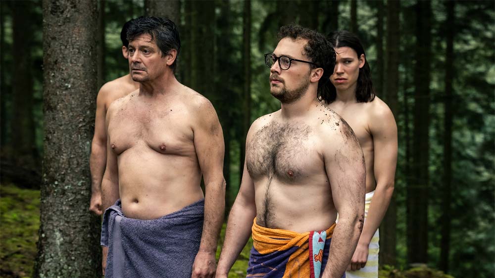 Nach einer Prügelei in der Schwitzhütte werden Mathi (Fritz Karl, l.) und Luca (Anselm Bresgott, r.) aus dem Männercamp geschmissen. Im Hintergrund: Karsten (Helge Lodder)