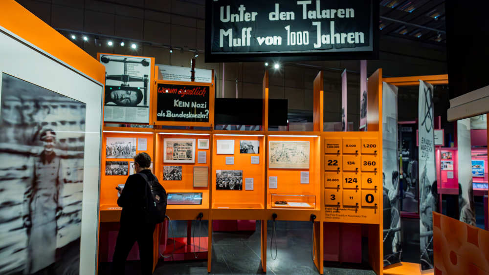 Ausstellung "Nach Hitler" im Bonner Haus der Geschichte: Am 9. November 1967 entrollen zwei Studenten der Universitaet Hamburg dieses Banner im vollbesetzten Hoersaal. Links im Foto, Gerhard Richters Bild "Onkel Rudi"