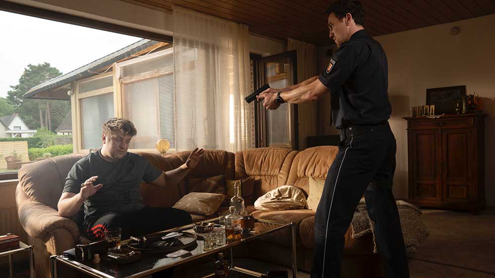 Pieper (Artjom Gilz, r.) nimmt Ollie Butscher (Thomas Schubert, l.) im Wohnzimmer fest