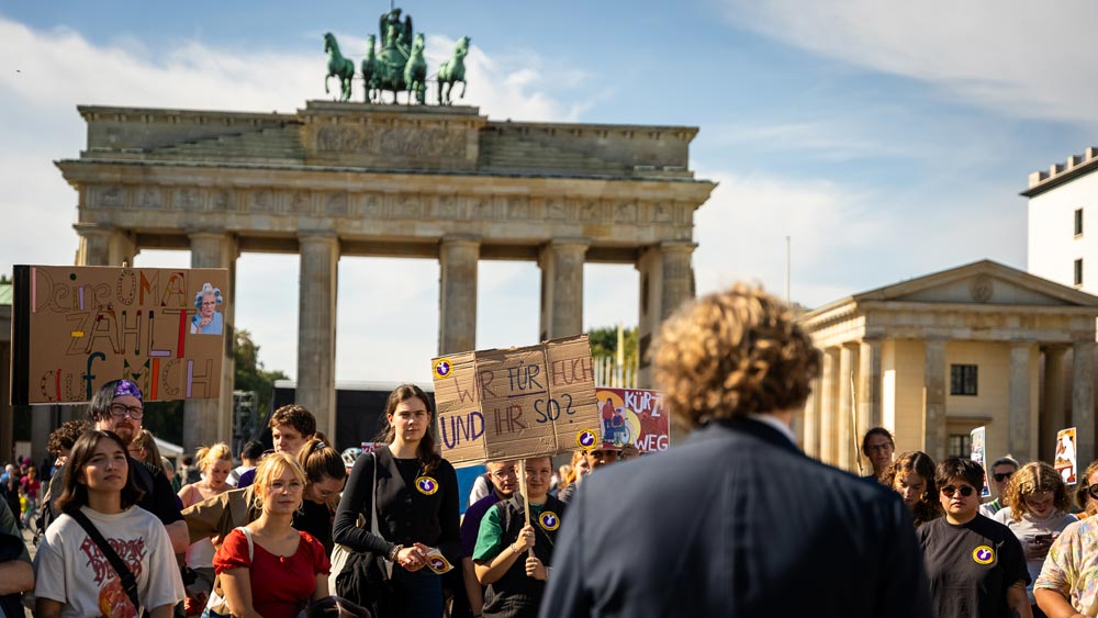 Freiwillig Engagierte machen auf der Demo in Berlin klar, für welche Werte sie einstehen, welches Engagement sie sich vorstellen
