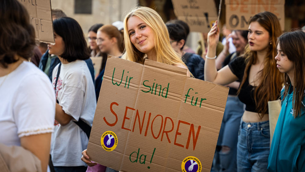 Mit Protesttafeln und Sätzen wie „Wir sind für Senioren da“ oder „Ich wasch deine Oma!“ machten die Demonstrierenden auf die Bedeutung des Freiwilligendienstes aufmerksam.