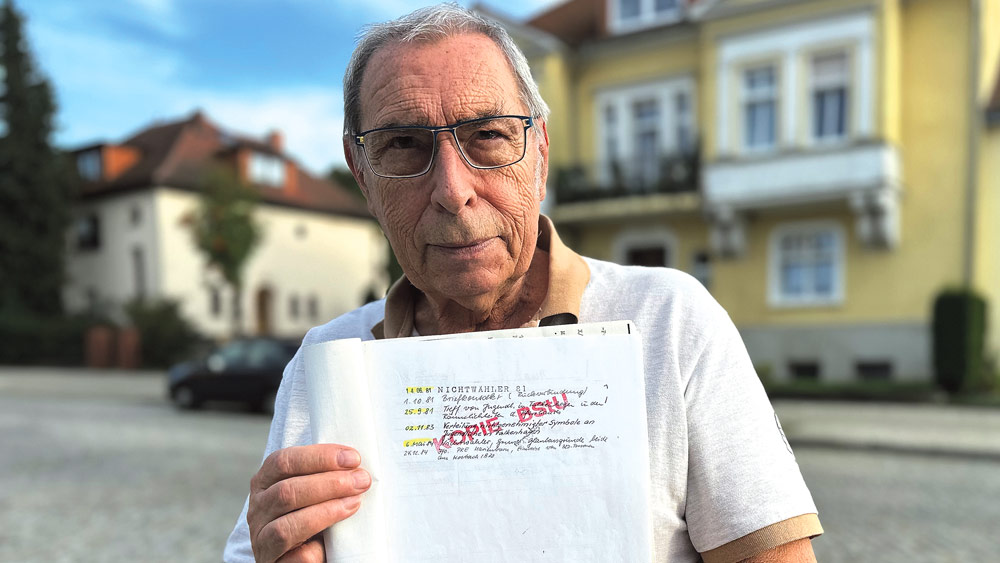 1990 hatte Ulrich Preuß Akteneinsicht bei der Birthler- Behörde beantragt. Hier vor dem Gebäude, in dem die Pritzwalker Kreisdienststelle der Stasi ihren Sitz hatte, heute ein Wohnhaus.