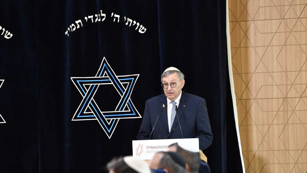 Abraham Lehrer, Vorstandsvorsitzender der Zentralwohlfahrtsstelle der Juden in Deutschland und Vizepräsident des Zentralrats der Juden in Deutschland, während seiner Rede in der Potsdamer Synagoge (Archivbild vom 04.07.24)