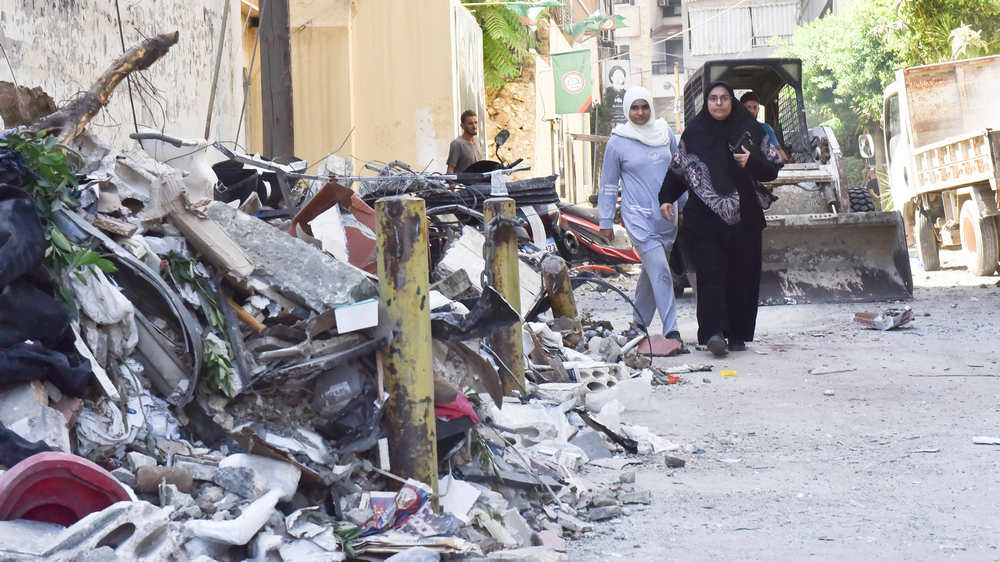 In Beirut laufen die Menschen an Trümmern vorbei