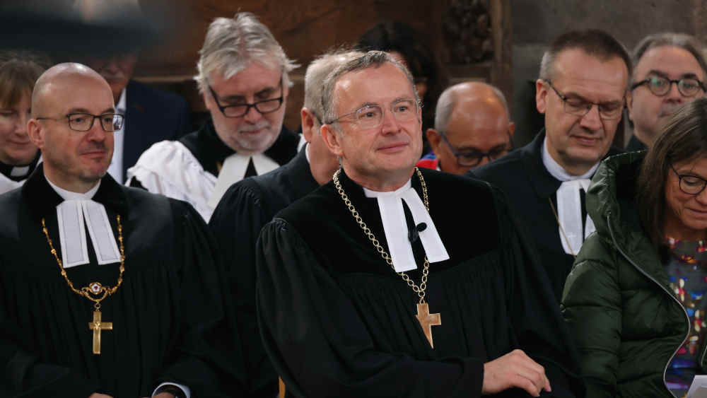 Der evangelische Landesbischof in Bayern, Christian Kopp (Mitte), warnt vor einer Vermischung von Asyl und Migration