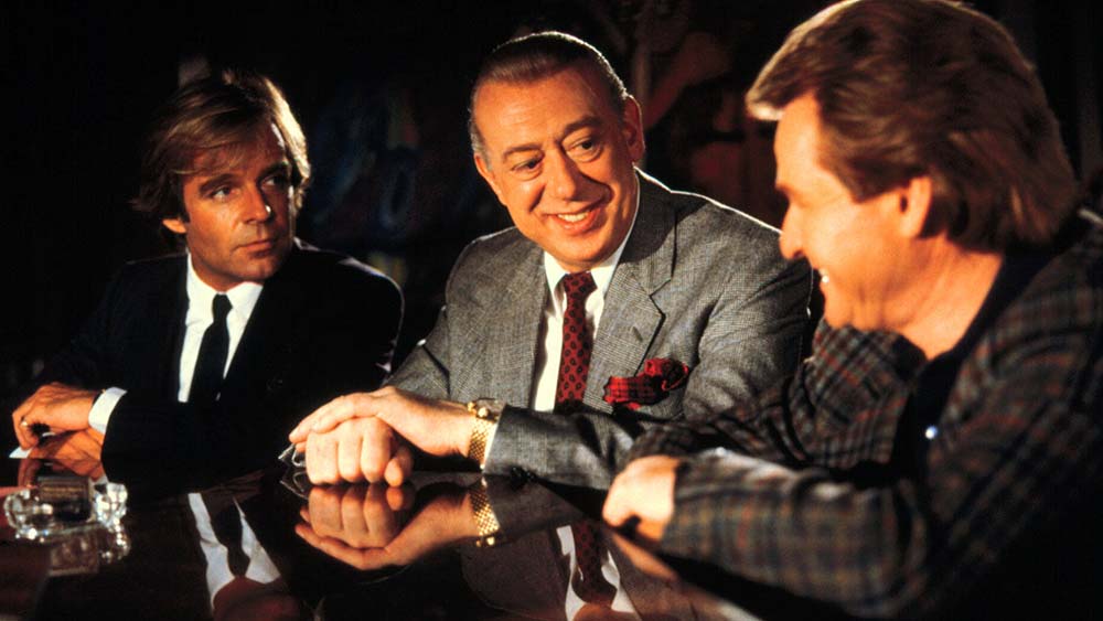 Stephan Derrick (Horst Tappert, Mi.) und sein Assistent Harry Klein (Fritz Wepper) befrage 1987 in der Folge "Anruf in der Nacht" Erich Bronner (Thomas Fritsch)