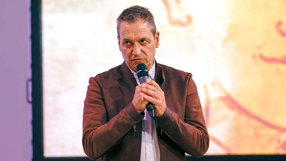 Dieter Nuhr ist Kabarettist, Komiker, Autor und Fernsehmoderator