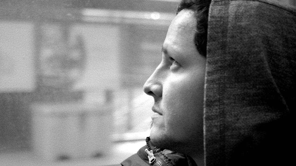 Carlos blickt aus dem Fenster der Metro. Er kam mit 9 Jahren nach Chicago