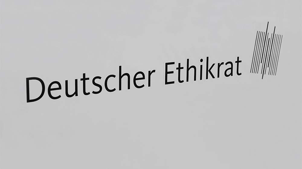 Der Ethikrat berät Parlament und Regierung bei gesellschaftlichen, vor allem medizin- und bioethischen Fragen