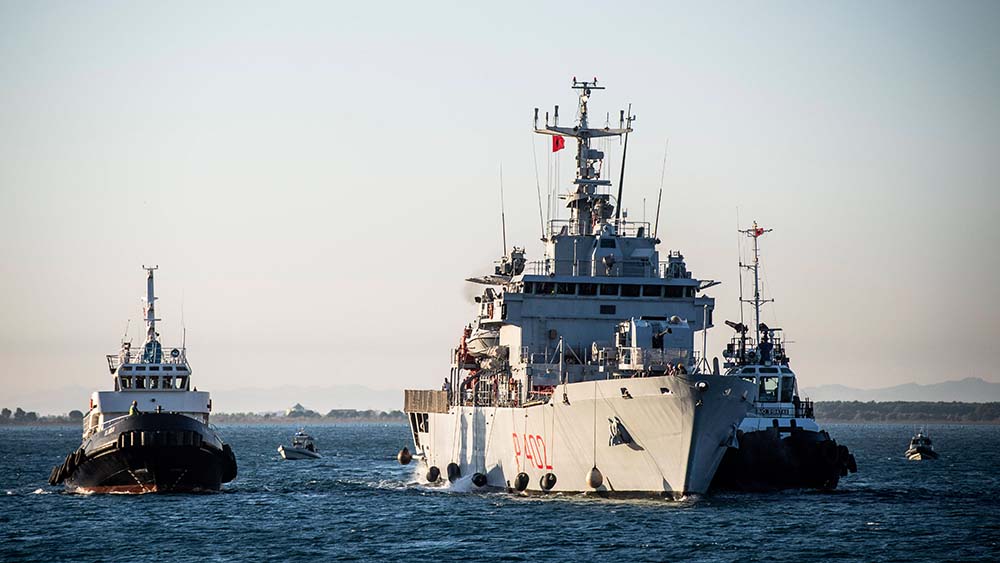 Das italienische Militärschiff "Libra" kommt mit den Flüchtlingen im albanischen Hafen Shengjin an