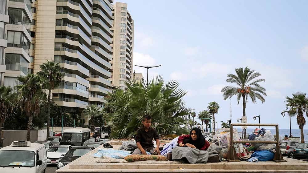 Vertriebene Kinder, die mit ihrer Familie aus dem Süden des Libanon geflohen sind, schlafen auf einem Bürgersteig an der Küste von Beirut (Symbolbild)