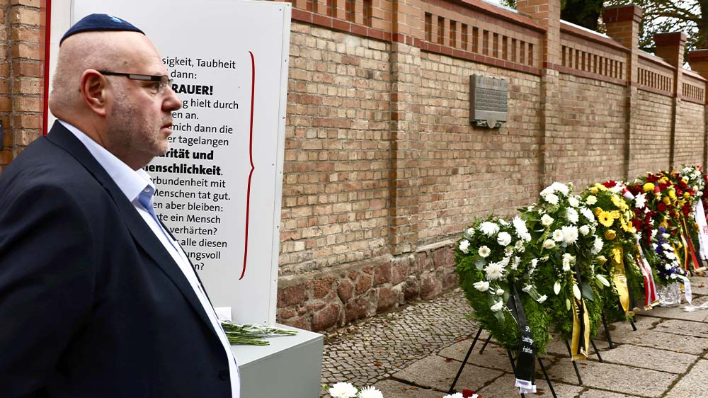 Fünf Jahre nach dem Anschlag auf die Jüdische Gemeinde in Halle an der Saale steht der Vorsitzende der Jüdischen Gemeinde Halle, Max Privorozki, am Eingang zur Synagoge 