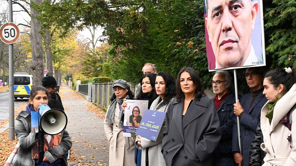 Demonstrantinnen bei einer Protestaktion vor der Botschaft der Islamischen Republik Iran nach der Hinrichtung des Deutsch-Iraners Jamshid Sharmahd