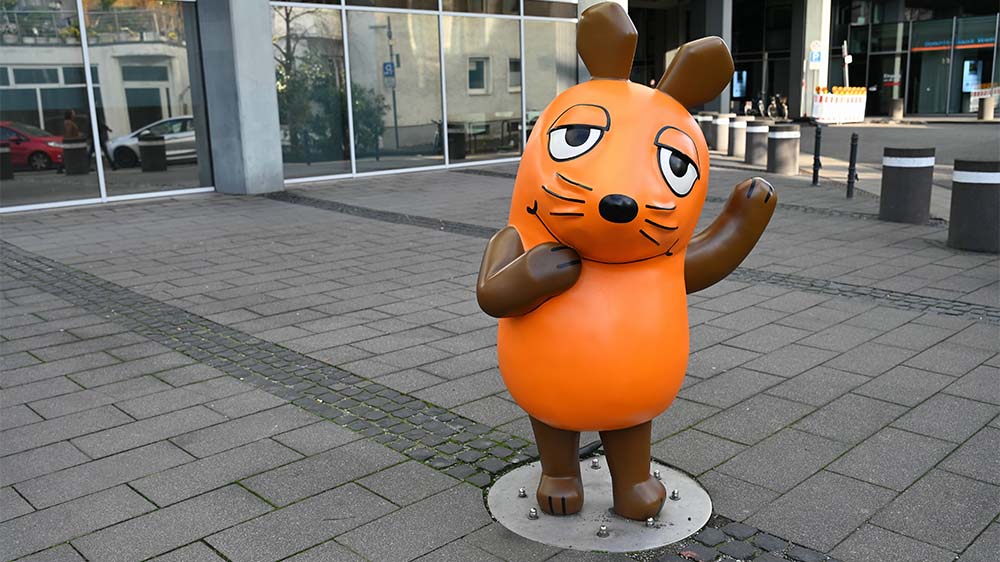 Die Statue steht seit dem Jubiläum zum 50-jährigen Bestehen im März 2021 am Vierscheibenhaus des WDR in der Kölner Innenstadt