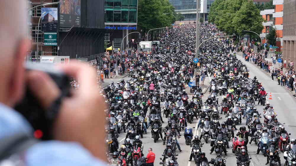 Jedes Jahr kommen Tausende Biker zum Mogo nach Hamburg, hier im Juni 2019