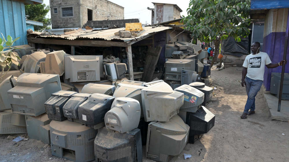 Da die berüchtigte Agbogbloshie Elektroschrotthalde 2022 von der Regierung geschlossen wurde, verlagert sich das Geschäft mit dem illegalen Elektromüll in andere Stadtteile von Accra in Ghana