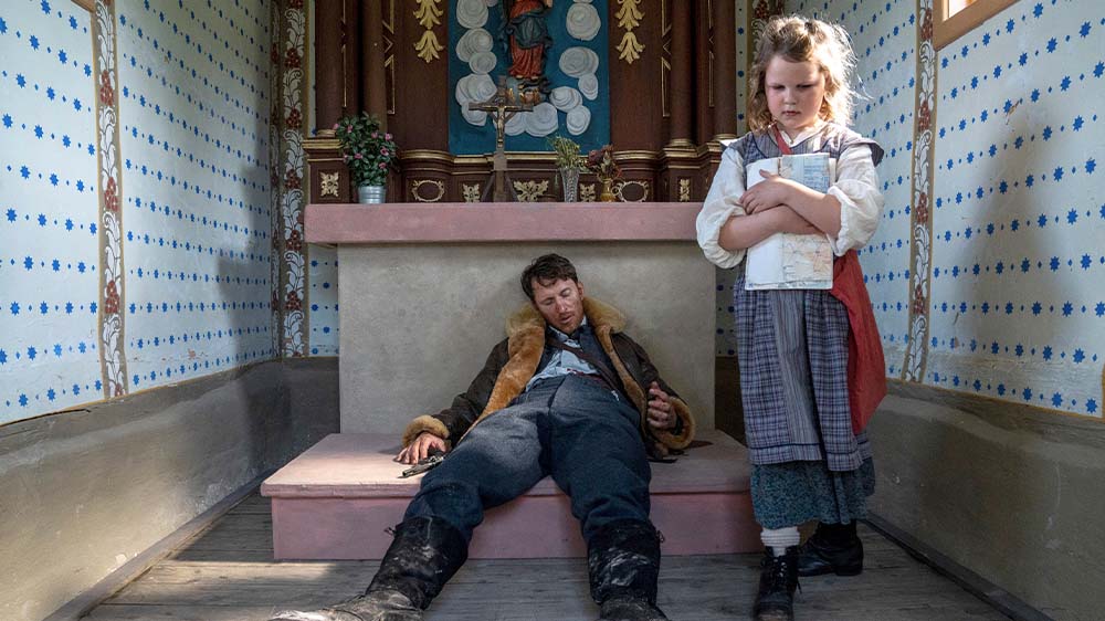 Der tote britische Pilot (Kevin Silvergieter) und Waltraud Lobus (Viola Hinz)